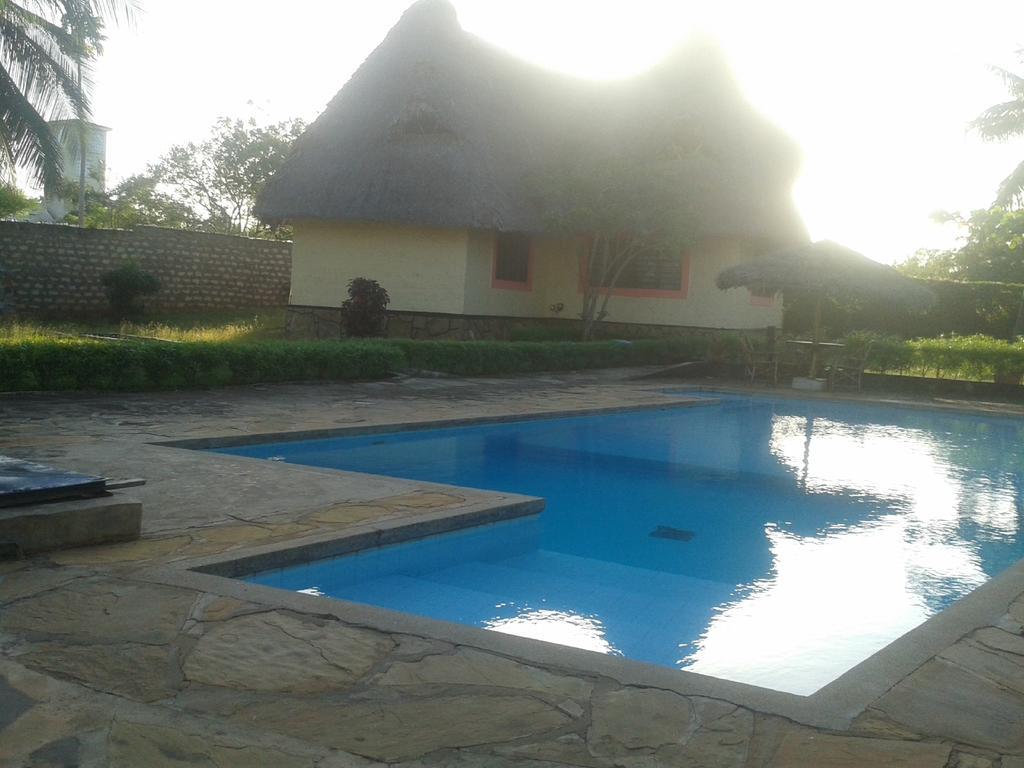 Malaika Holiday Villas Diani Beach Exterior photo